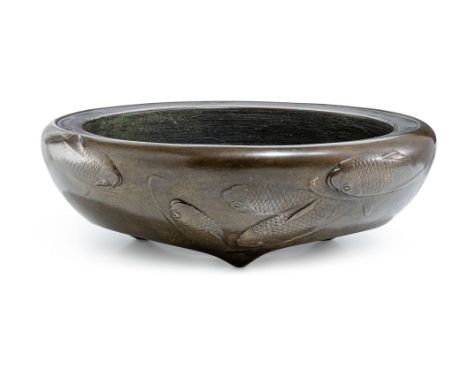 Flache runde Schale mit breitem Mündungsrand  Japan, sp. 19. Jh. Bronze, dunkel patiniert. In Relief sieben Fische. Drei klei