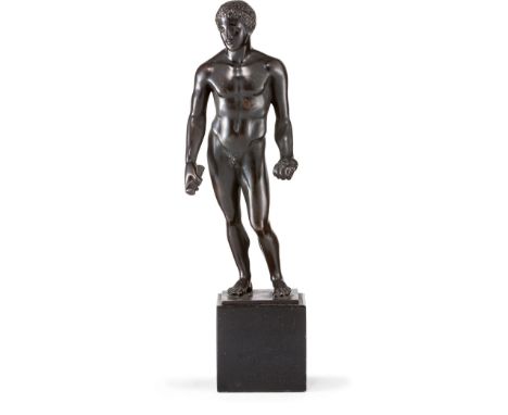 AntikenkopieJüngling mit Rolle und Ball  Bronze, dunkel patiniert. Auf schwarzem Marmorsockel (6×6×6 cm), Ges.-H. 27 cm. Unte