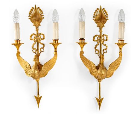 Ein Paar Appliken mit Schwänen im Empirestil  Bronze, vergoldet. Zweiflammig. An palmettenbekröntem Pfeil als Wandvorlage ein