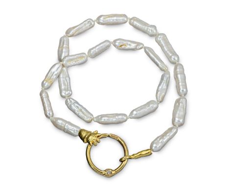 Seibert-Philippen, Gisela , Berlin, um 1980 Design-Biwa-Perlenkette  "Babyhand mit Ring". 20 längsgebohrte, oblonge Biwaperle