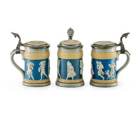 Drei kleine Maßkrüge  Mettlach, Villeroy &amp; Boch, um 1900 Nr. 171. 1/4 l. In Art von Wedgwood dekoriert mit weißen tanzend