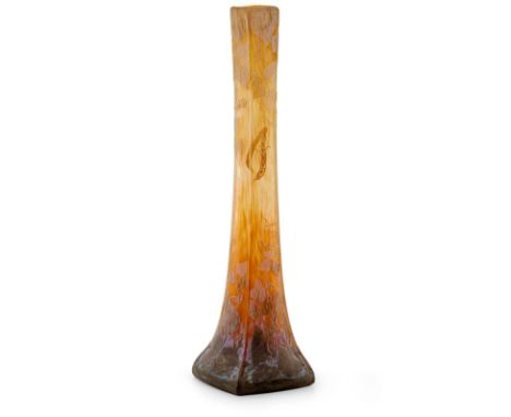 Hohe Stangenvase "Berluze"  Daum Frères, Nancy, um 1905 Farbloses Glas mit gelben und orangefarbenen Pulvereinschlüssen und E