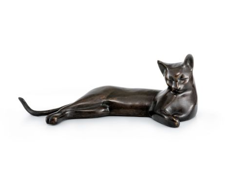 Chenet, Pierre (Frankreich 20./21. Jh.) , nach"Chat allongé" (Liegende Katze)  2. H. 20. Jh.  Bronze, braun patiniert. 31×14×