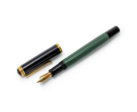 Pelikan-Vintage-Kolbenfüller  Schwarz und grün gestreift. 585/f. Goldfeder mit Pelikanlogo Stärke OM. Kappe mit vergoldeter M