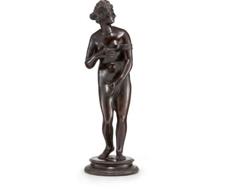 AntikenkopieVenus von Medici  Mit Armspange. Bronze, braun patiniert. Auf runder Plinthe montiert. Ges.-H. 34,5 cm (div. Krat