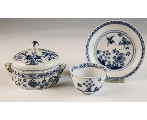 Koppchen auf Unterschale und Deckeldose mit Blaudekor  Meissen, M. 18. Jh. und Royal Copenhagen, nach 1775 a) Glatt. Untergla