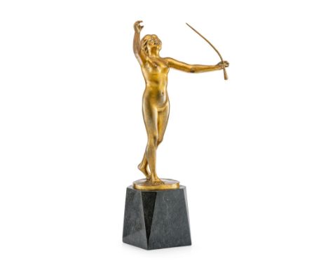 Ferharri  (19./20. Jh.) Säbeltänzerin   um 1920 Bronze, goldfarben patiniert mit runder Plinthe. Montiert auf dunklen Steinso