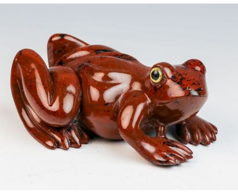 Sprungbereiter Frosch Bronze. Glänzend braune Patina mit schwarzen Einsprenkelungen. Augen eingelegt. L. ca. 20 cm. (61118)