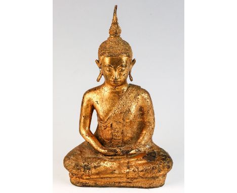Sitzender Buddha  Thailand Bronze, goldfarben lackiert. In Meditation mit zusammengelegten Händen. H. 25 cm. (60748)