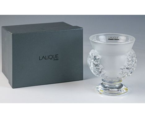 Kleine Pokalvase "St. Cloud"  Lalique, France Kristallglas, gepresst, teils satiniert. Gefußte, im Querschnitt ovale Form mit