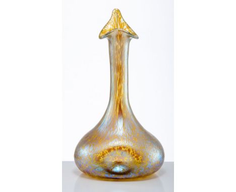 Vase in Form eines Rosensprenggefäßes "Candia Papillon"  Loetz Witwe, Klostermühle, um 1900 Dreifach eingedrückt. Farbloses G