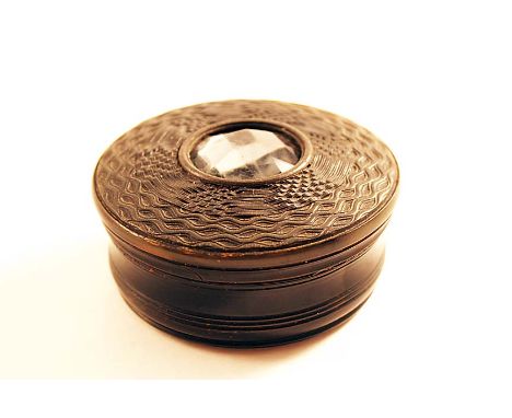 A 19TH CENTURY CIRCULAR HORN SNUFF BOX with engine-turned decoration & a faceted glass box inset into the cover;  2.5"  (6.4 