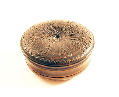 AN EARLY 18TH CENTURY CIRCULAR HORN SNUFF BOX moulded & pressed with a baroque design on the cover & base;  2.4"  (6 cms) dia