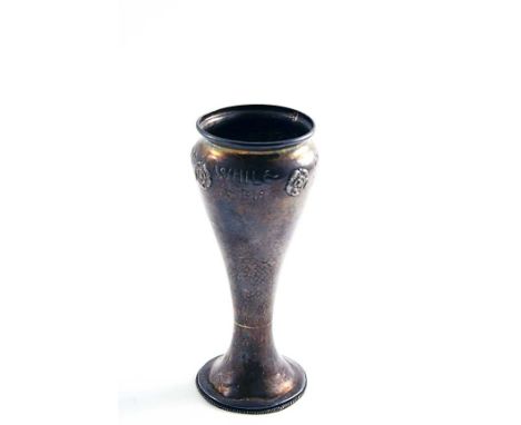 AN EARLY 20TH CENTURY ART NOUVEAU VASE with a hammered finish and four applied Tudor rose bosses with the chased finish and f