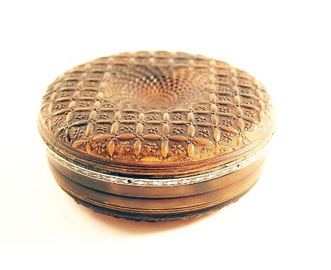 AN EARLY 18TH CENTURY CIRCULAR MOUNTED HORN SNUFF BOX pressed and moulded with a diaperwork pattern in relief on the base & c