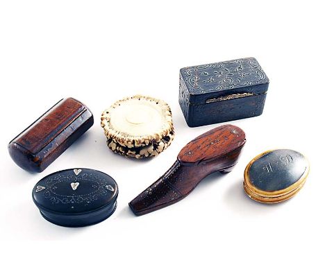 AN 18TH CENTURY OVAL HORN SNUFF BOX with pique-work and applied hearts on the cover, a gilt-metal mounted, pressed tortoisesh