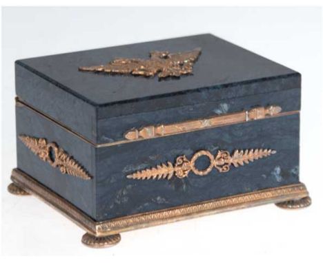 Kleine Schmuckschatulle, Russland 20. Jh., in der Art von Karl Fabergé, Lapislazuli mit vergoldeter Silbermontierung, Deckel 