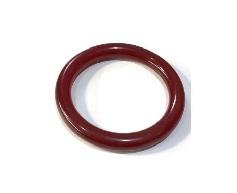 Vintage cherry amber bakelite bracelet has internal swirls measures approx 8.2cm dia weight 22.7g 