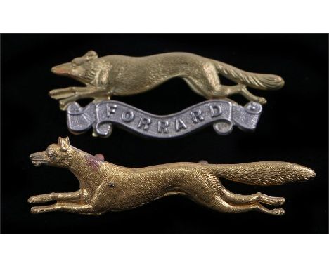 Cap badge to the East Riding Yeomanry, two loops to the reverse, K&K 1495, together with another cap badge to the East Riding