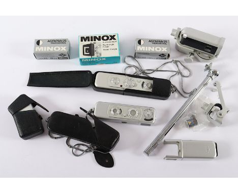 ZWEI MINOX-KLEINBILDKAMERAS B. und C, mit Blitz und Zubehör (Sucherspiegel), in Lederetuis