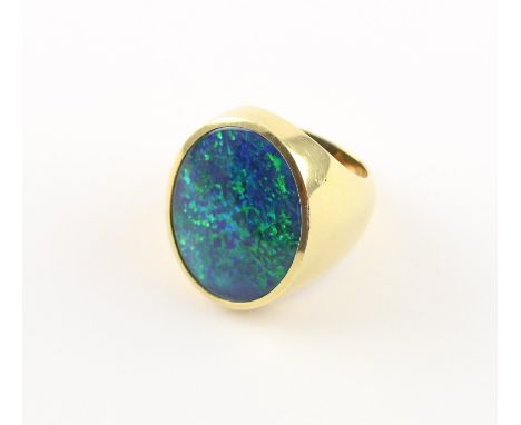 OPAL-RING, 750/ooo Gelbgold, besetzt mit einem blauen Opal, RG 68, 53,7g