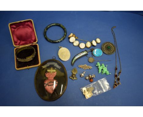 A group of Victorian and later jewellery,&nbsp;to include a carved shell bracelet; a silver and amber insect brooch; a pair o
