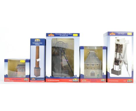 A collection of x5 assorted Bachmann Line made ' Scenecraft ' 00 gauge boxed trainset model buildings. The collection to incl