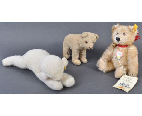 A collection of x3 original German Steiff made miniature soft toy teddy bears. The collection to include 029561 ' Petsy ' a g