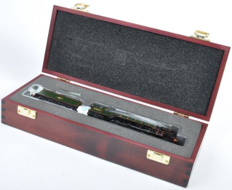 A rare Limited Edition Bachmann made 00 gauge model railway train set presentation locomotive engine Class A2 ' Blue Peter ' 