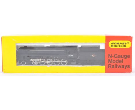 An original vintage Hornby Minitrix made N Gauge model railway train set locomotive N207 2-10-0 Class 9F 92018 BR Black liver