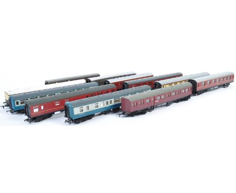 A collection of x11 assorted 00 gauge model railway locomotive carriages / coaches. Makers to include Hornby, Airfix, Lima, M
