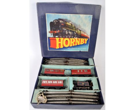 An original vintage Hornby made 0 gauge clockwork model railway trainset set ' Tank Passenger Set No.41 '. Complete, includin