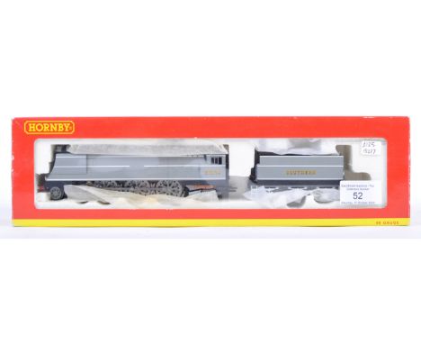 A Hornby made 00 gauge model railway trainset locomotive engine No. R2286 - Southern Railway 4-6-2 Battle Of Britain Class ' 