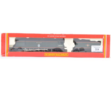 A Hornby made 00 gauge model railway trainset locomotive engine No. R310 - British Railway 4-6-2 Battle Of Britain Class ' Lo