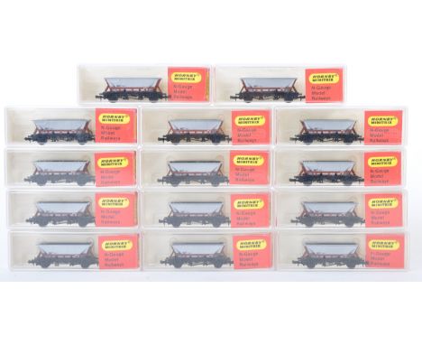 A rake of 14x original vintage Hornby Minitrix N gauge model railway train set locomotive rolling stock N517 Hopper Wagons . 