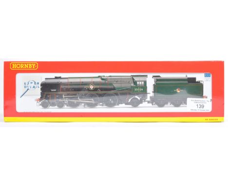 A Hornby made 00 gauge model railway trainset locomotive engine No. R2967 - British Railways 4-6-2 Merchant Navy Class ' Lamp