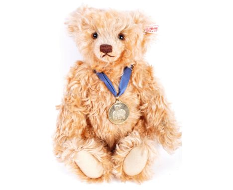 An original German Steiff Danbury Mint made soft toy teddy bear 662621. The exclusive Danbury Mint limited edition bear havin