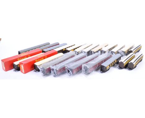 A collection of x20 original vintage Tri-ang made 00 gauge model railway trainset locomotive carriages / coaches. The collect