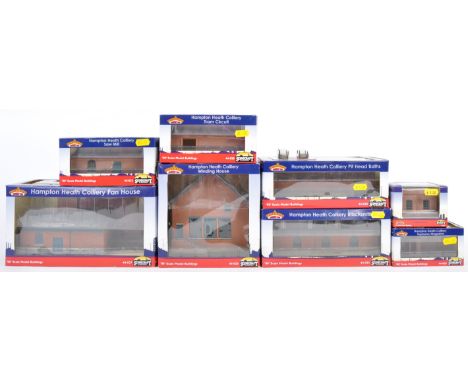 A collection of x8 assorted Bachmann Branch Line made ' Scenecraft ' 00 gauge boxed trainset model buildings. The collection 