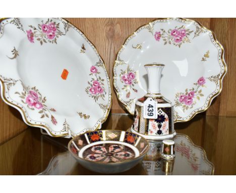 A GROUP OF ROYAL CROWN DERBY DINNER AND GIFTWARES, comprising an Imari 1128 bell, trinket dish, and similar thimble decorated