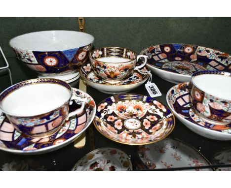 A GROUP OF EARLY NINETEENTH CENTURY DERBY TEA WARES, decorated in Imari patterns, comprising a pedestal (slop?) bowl, height 