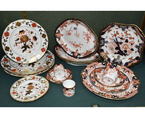 A GROUP OF ROYAL CROWN DERBY DINNER WARES, comprising pattern 2712: three diamond shaped vegetable dishes, a tea plate, a sid