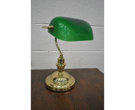 A BRASS BANKERS TABLE LAMP, with a green glass shade, height 37cm (condition report: no visible damage)