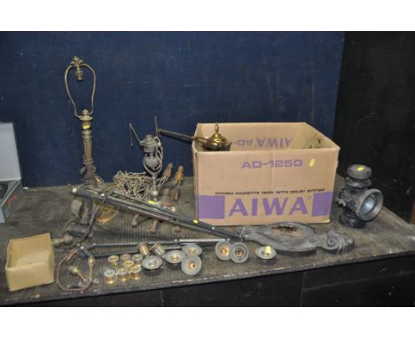 A BOX CONTAINING VINTAGE METALWARE including brass and gilt lamp bases, brass door handle back plates, a Lucas No F141 carria