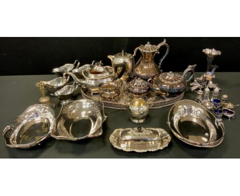 An Art Nouveau silver plated epergne, central tapering trumpet with three smaller surrounding bud holders, leafy base;  four 