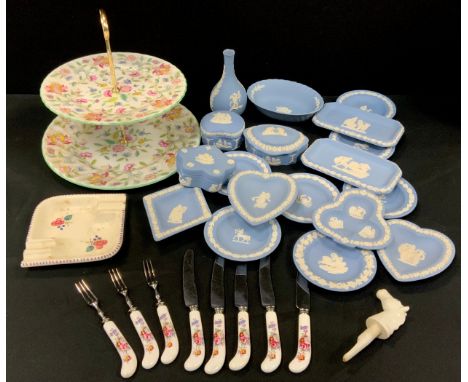 Ceramics comprised of; Minton ‘Haddon Hall’ two tier cake stand; Wedgwood jasperware including trinket trays, lidded pots, va