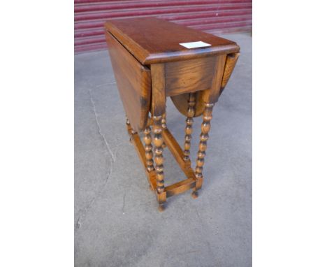A small oak bobbin turned gateleg occasional table 