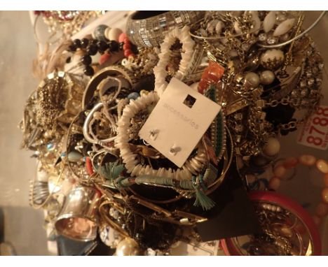 Tray of unsorted costume and fashion jewellery