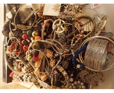 Tray of unsorted costume and fashion jewellery