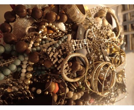 Tray of unsorted costume and fashion jewellery